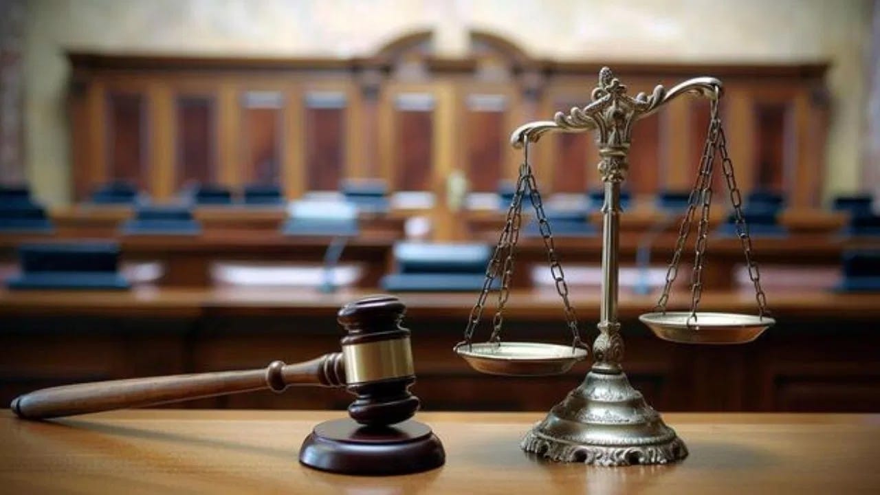 हिंदू महिलांना त्यांच्या आई-वडिलांकडून मिळालेल्या मालमत्तेबाबत आंध्र प्रदेश उच्च न्यायालयाने एक महत्त्वपूर्ण निकाल दिला आहे. जर एखाद्या हिंदू महिलेचा मृत्यू झाला आणि तिला मुले नसतील, तर तिच्या माहेरच्या मालमत्तेवर पतीचा कोणताही अधिकार राहणार नाही, असे कोर्टाने म्हटले आहे.