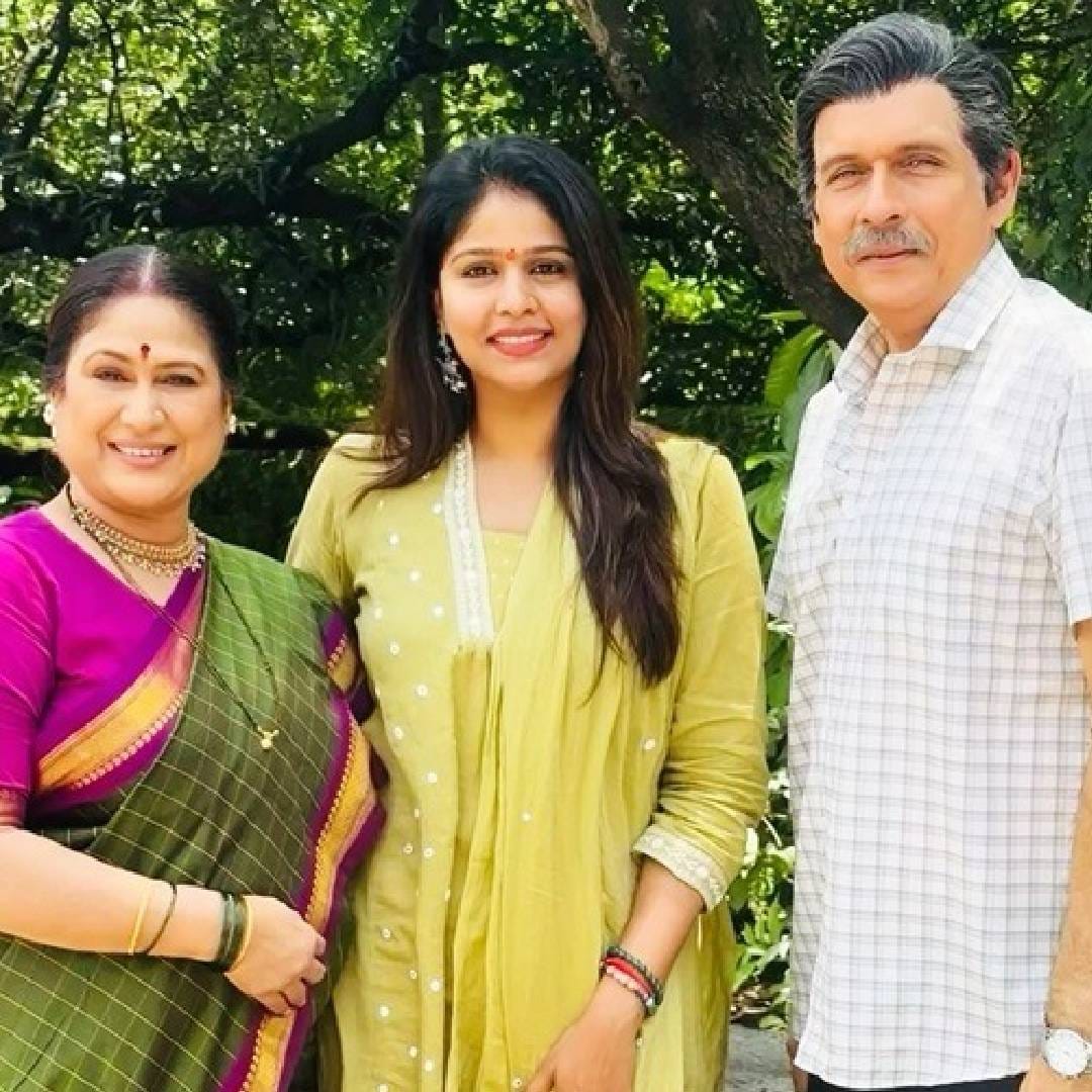 'लक्ष्मी निवास'मध्ये भावनाच्या बाळाच्या जिवावर बेतणारा प्रसंग घडणार आहे. आजी भावनाच्या बाळाचा स्वीकार केल्याचं नाटक करते, पण तिचं खरं रूप रेणुकाच्या लक्षात येणार आहे. तर दुसरीकडे जयंत आणि जान्हवी लाँग ड्राइव्हवर गेल्यावर जयंत तिला लग्नासाठी प्रपोज करतो. घरामध्ये नीलांबरी एक भयानक कट रचतेय. ती भावनाच्या व्हिटामिनच्या गोळ्या बदलते, ज्यामुळे आजीला धक्का बसला आहे. बाजारात विनोदला बघून जयंतची घाबरगुंडी उडते, तर भावना आणि सिद्धूमध्ये रोमँटिक क्षण पाहायला मिळतील. हळदी-कुंकवाच्या कार्यक्रमात पुन्हा एकदा भावनाच्या बाळाला पुन्हा इजा पोहोचवण्याचा प्रयत्न होणार आहे. सोबतच जान्हवी जयंतचा प्रस्ताव स्वीकारणार का, याची प्रेक्षकांना प्रतीक्षा असणार आहे.
