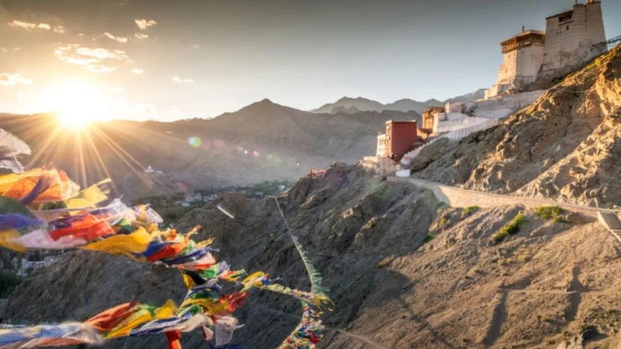 लेह-लडाख मे महिन्यात पर्यटकांसाठी स्वर्गच असतो. ज्यांना एडव्हेंचर पसंद आहे त्यांच्यासाठी हे ड्रीम डेस्टिनेशन आहे. येथील पर्वत, निळे आकाश आणि अनोखे लँडस्कॅप यास खास बनवते. रोड ट्रिप आणि बाईक राईड येथील सर्वात मोठे आकर्षण आहे.