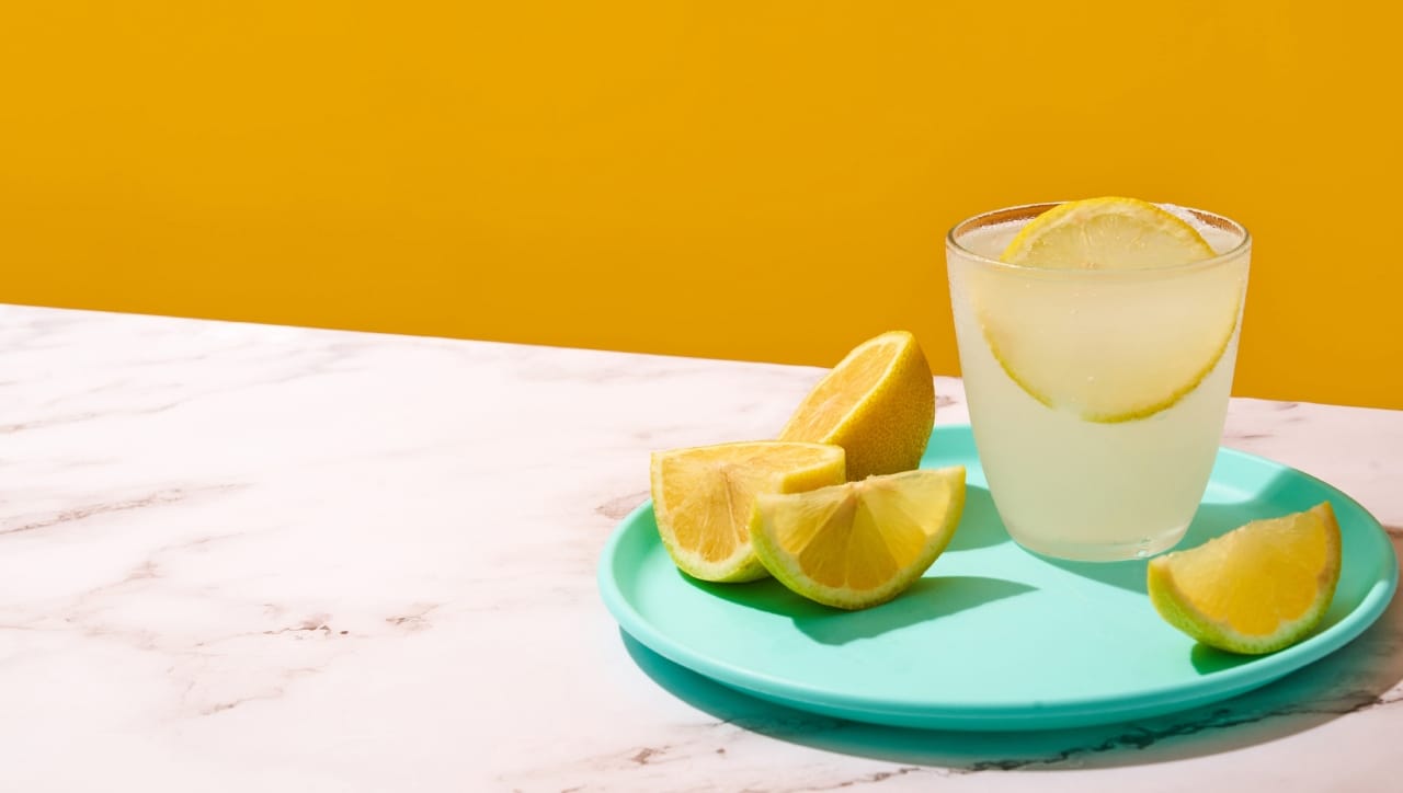 राज्यासह देशभरात उन्हाचा कडाका वाढू लागला आहे. वाढत्या तापमानामुळे हैराण झालेले नागरिक थंडाव्यासाठी लिंबू सरबताचा आधार घेतात. मात्र, वाढत्या मागणीमुळे लिंबाच्या दराने उच्चांक गाठला आहे.