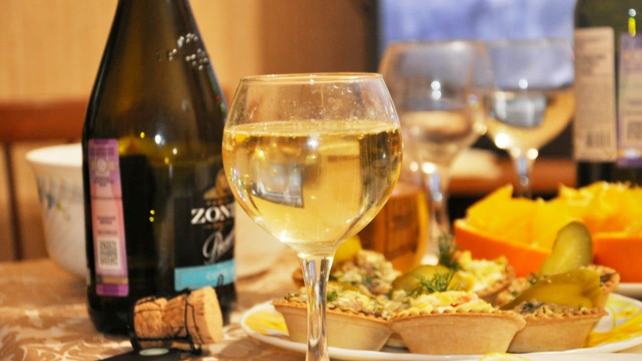 आज रात्री पार्टी करूया का? किंवा रात्री थोडी थोडी घेऊया...असे संवाद आपण अनेकदा ऐकतो. दारुचा विषय निघाला की, डोळ्यांसमोर आपोआप रात्रीचीच वेळ येते. दुपारी किंवा सकाळी दारु पिणाऱ्यांकडे समाज संशयाने पाहतो.