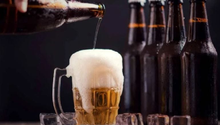 देशात आजघडीला लाखो लोक मद्यप्राशन करतात. काही लोकांना तर वेगवेगळ्या ब्रँडचे मद्य प्यायला आवडतो. काही लोक तर एका वेळेला हजारो रुपये किंमत असणारे मद्य आवडीने पितात. परंतु सध्या दिवसेंदिवस मद्यांची किंमत वाढतच जात आहे. 