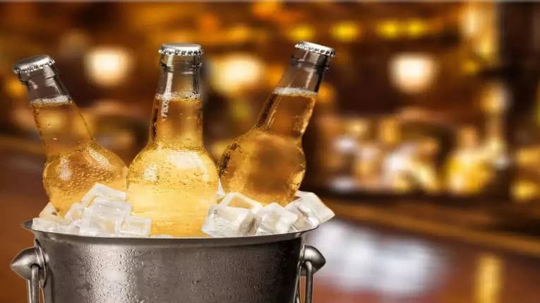 आजकाल मद्यांची किंमत वाढत असल्याने मद्यप्रेमींमध्ये नाराजीही व्यक्त केली जाते. परंतु असे एक ठिकाण आहे, जिथे मद्याची एक बॉटल थेट अर्ध्या किमतीत मिळू शकते. एका बॉटलवर 30 ते 50 टक्क्यांनी सूट मिळू शकते. 