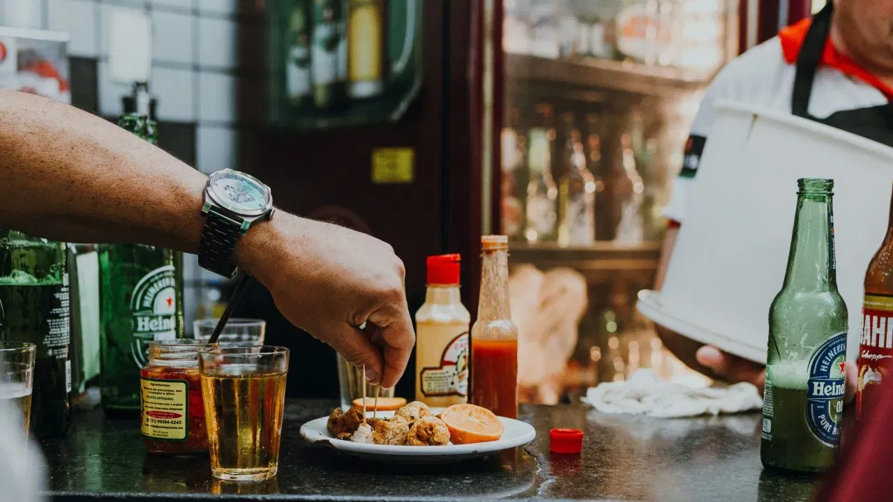 दारूसोबत चखना का खातात? कारण ऐकून पिणाऱ्याचीही झटकन उतरेल