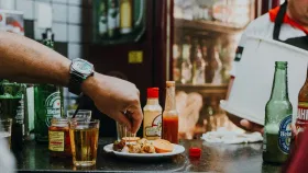 दारूसोबत चखना का खातात? कारण ऐकून पिणाऱ्याचीही झटकन उतरेल.