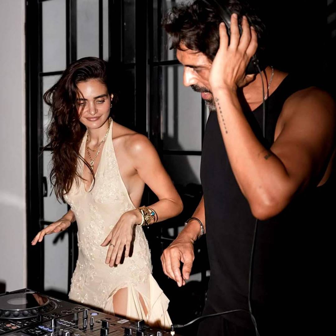 ग्रॅबिएलाने बर्थ डे पार्टीमध्ये आपल्या मित्र-मैत्रिणींसोबत खूप धमाल मस्ती केली. ती आनंदात दिसली. ग्रॅबिएलाने प्रिंटेड लॉन्ग ड्रेसमध्ये आपले काही फोटो शेअर केलेत. गार्डनमध्ये ती किलर पोज देताना दिसते. 