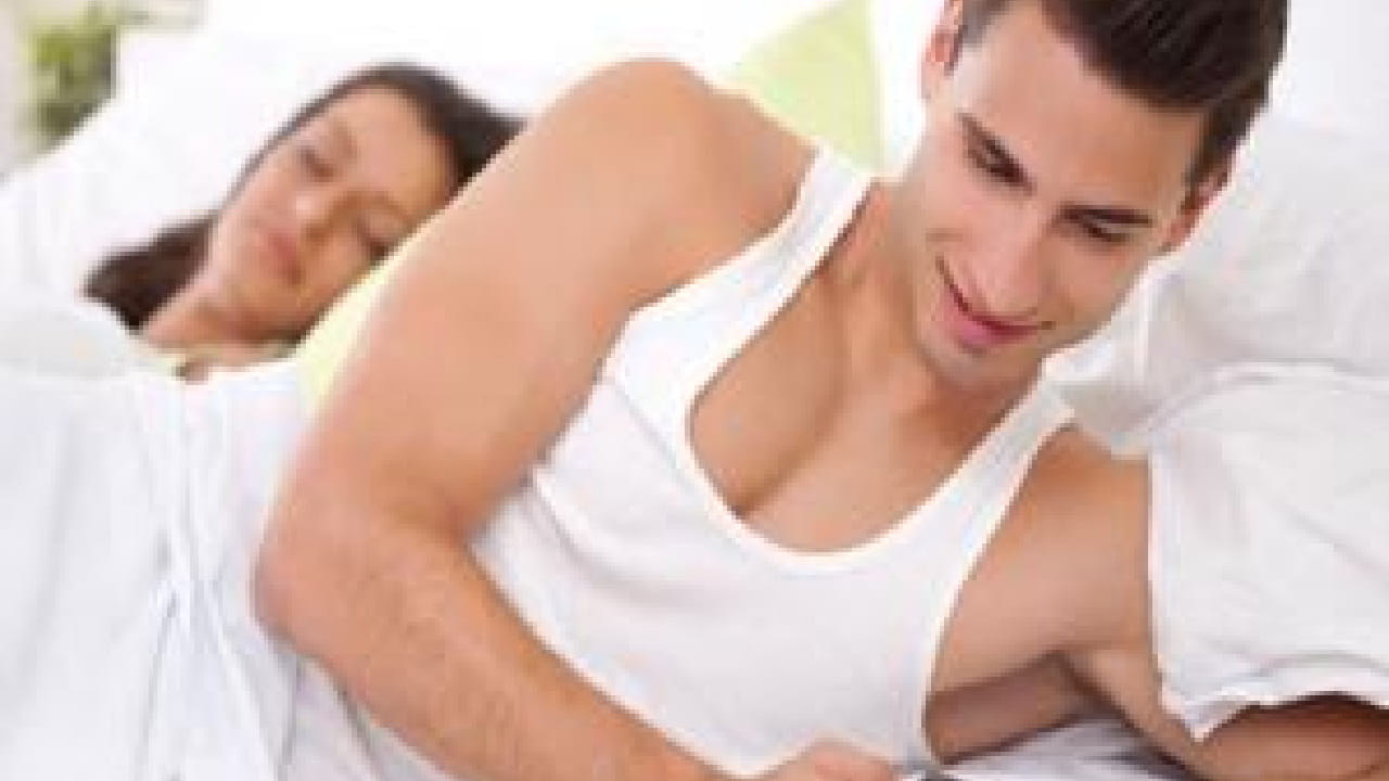 मात्र, अनेकदा मनात प्रश्न निर्माण होतो. आपला पार्टनर खरोखरच लॉयल आहे का? काही ठळक संकेतांच्या आधारे हे सहज ओळखता येऊ शकते. जाणून घ्या सविस्तर 