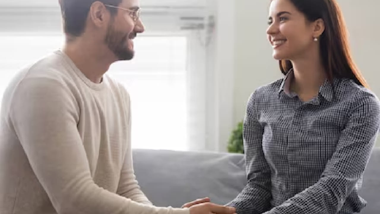 नातं टिकवण्यासाठी जबाबदारी महत्त्वाची असते. एक प्रामाणिक जोडीदार नात्याच्या जबाबदाऱ्या समजून घेतो आणि त्या निभावण्याचा प्रयत्न करतो. कितीही व्यस्त असला तरी तो तुमच्यासाठी वेळ काढतो. एकत्र वेळ घालवणं हे नातं अधिक घट्ट बनवतं.