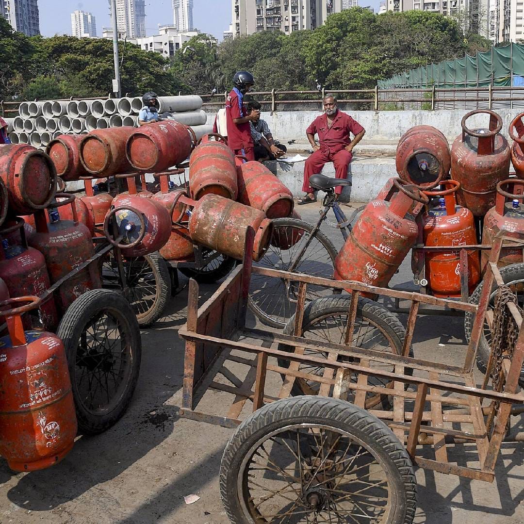 होर्मुझची सामुद्रधुनी तेल आणि गॅसच्या जागतिक पुरवठ्यासाठी अत्यंत महत्त्वाची आहे. इराण आणि इस्रायल यांच्यातील तणावाचा परिणाम इथून जाणाऱ्या जहाजांवर होत आहे. यामुळे पुरवठा साखळी विस्कळीत होत आहे. सध्या ग्राहकांना गॅस सिलिंडरचा अखंड पुरवठा सुनिश्चित करणं हे प्राधान्य असल्याचं देशातील तेल कंपन्यांनी स्पष्ट केलंय. 
