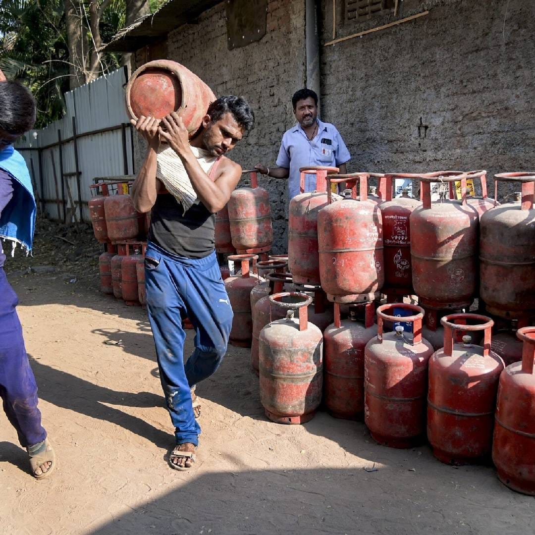 मध्य पूर्वेतील वाढत्या तणावाचा परिणाम भारतातील सर्वसामान्य लोकांवर होत आहे. सरकारी तेल कंपन्यांनी नवीन एलपीजी (स्वयंपाकाचा गॅस) कनेक्शन देणं तात्पुरतं थांबवलं आहे. हा उपाय जवळपास महिनाभरापासून लागू असून नवीन कनेक्शन देणं पुन्हा कधीपासून सुरू होईल, याची कोणतीही तारीख अद्याप निश्चित झालेली नाही. 

