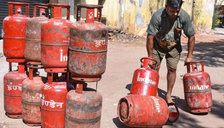 त्यामुळेच भारात एलपीजी गॅसचाही तुटवडा निर्माण झाल आहे. एलपीजी गॅसची किंमत वाढली आहे. सोबतच घरगुती गॅस बुकिंग करुनही तो वेळेवर मिळत नाहीये. या सर्व  घडामोडी घडत असतानाच एलपीजी नेमका काय आहे? तो कसा बनवला जातो, असेही प्रश्न अनेकांना पडले आहेत. 