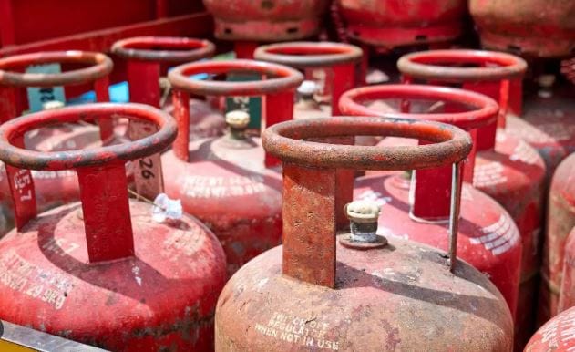 दरम्यान, हा एलपीजी गॅस असूनही त्याला लिक्वीड का म्हणतात हे जाणून घेऊ या. एलपीजी गॅस प्रोपेन आणि ब्युटेन या दोन गॅसपासून तयार केला जातो. एलपीजी सामान्य तपमानात वायूरुपात असतो. परंतु गॅसच्या सिलिंडरमध्ये भरण्यासाठी त्यावर वेगवेगळ्या प्रक्रिया केल्या जातात..