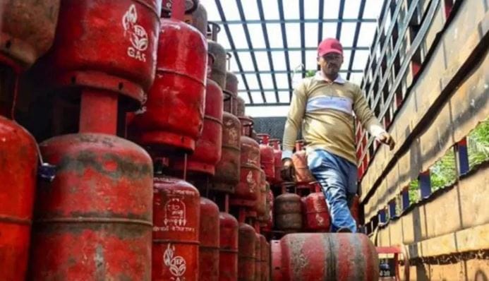 वेगवेगळ्या प्रक्रिया करून या गॅसला द्रवरुप दिले जाते. आणि गॅस सिलिंडरमध्ये भरले जाते. असे केल्याने एलपीजीचे साठवणूक करणे सोपे होते. तसेच त्याला एका ठिकाणाहून दुसऱ्या टिकाणी नेणेही सोपे होते.