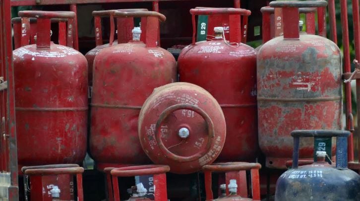 एलपीजी गॅसला द्रवरुप मिळाल्याने तो छोट्या सिलिंडरमध्ये जास्त प्रमाणात साठवला जाऊ शकतो. हा गॅस जोपर्यंत सिलिंडरमध्ये असतो तोपर्यंत तो द्रवरुपात असतो. परंतु नळीच्या माध्यमातून बाहेर आल्यावर तो परत गॅसरुपात बाहेर येतो. म्हणूनच एलपीजी हा गॅस असला तरी लिक्विफाईड पेट्रोलियम गॅस असे म्हणतात.   