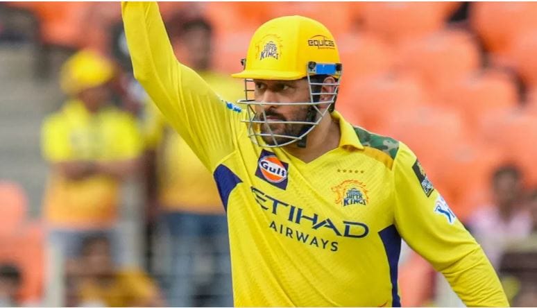 सूत्रांच्या माहितीनुसार महेंद्रसिंह धोनी अजूनही पुढचे काही सामने खेळणार नाही. त्यामुळे आता त्याला या सामन्यांची फी परत द्यावी लागणार का? असे विचारले जात आहे. याबाबतचा नेमका नियम काय आहे, ते जाणून घेऊ या..