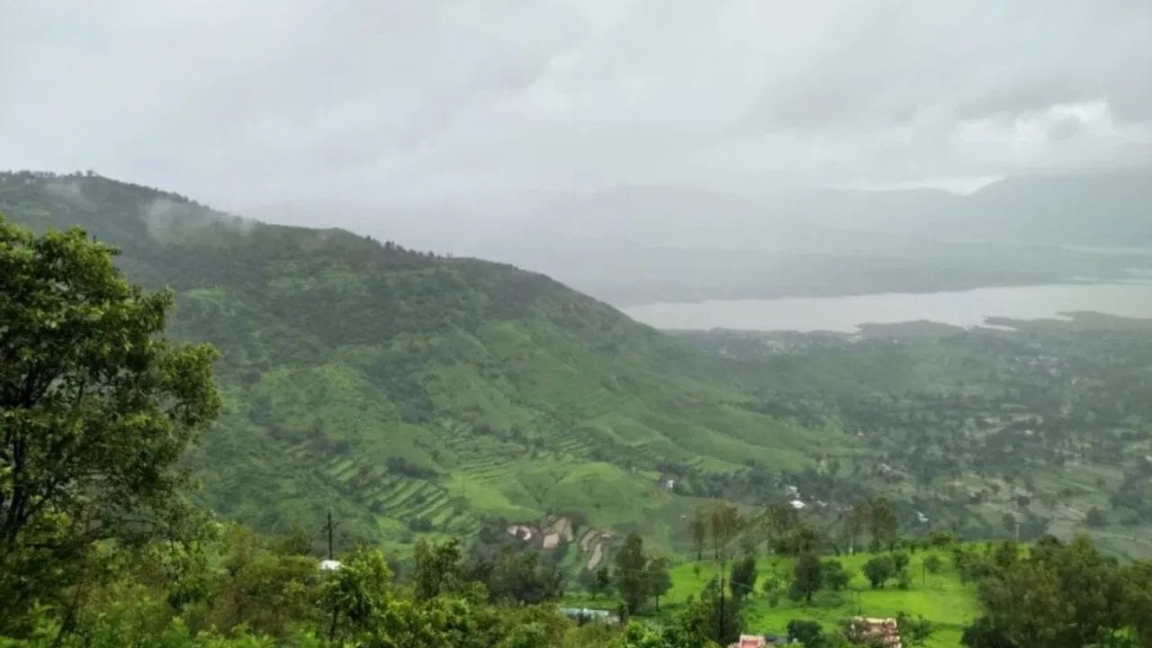  महाराष्ट्रातील महाबळेश्वर येथील पठारावर आल्हाददायक वातावरण आहे. थंड हवा, स्ट्रॉबेरी फॉर्म आणि सुंदर व्ह्यूज पॉईंट्ससाठी ओळखले जाते. मे महिन्यात येथील हवामान मुंबई आणि पुण्यातील उकाड्यापासून सुटका देते. रात्रीची थंड दिवसाचा गारवा असे हवामान उकाड्याने कंटाळलेल्या जीवाला उभारी देते. 