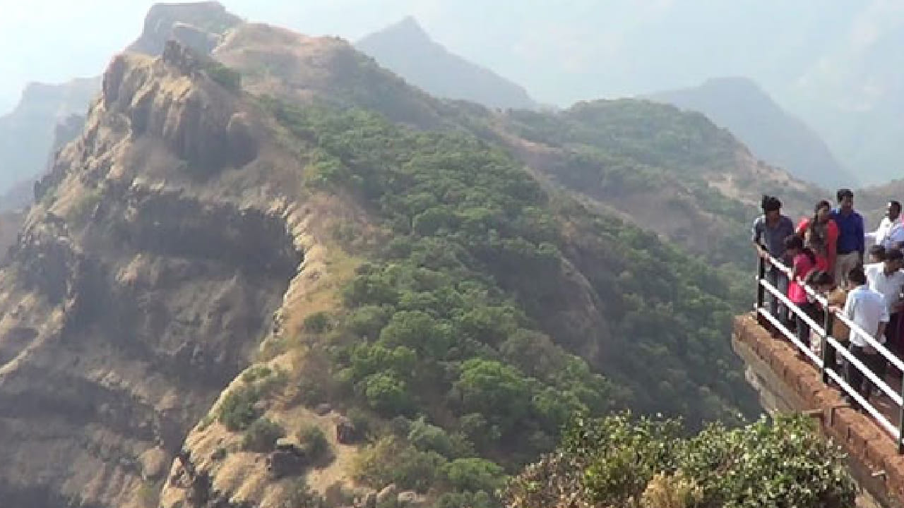 महाबळेश्वर हे लोकप्रिय हिल स्टेशन पाचगणीच्या अगदी जवळ आहे. मात्र महाबळेश्वरच्या तुलनेत पाचगणी अधिक शांत आणि कमी गर्दीचे ठिकाण आहे. त्यामुळे निवांत वेळ घालवण्यासाठी हे अधिक योग्य मानले जाते.