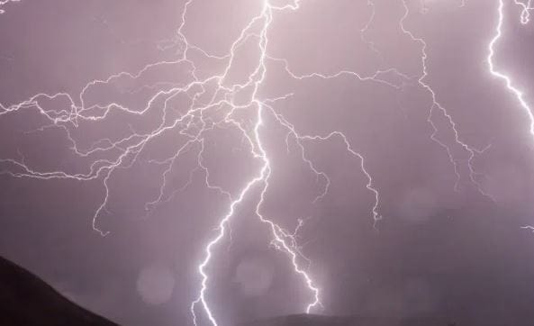 आता 1 ते 4 एप्रिल या काळात महाराष्ट्रात काही ठिकाणी गारपीट होईल. काही ठिकाणी लिंबाएवढ्या आकाराच्या गारा पडतील. काही ठिकाणी बोरांएवढ्या तर काही ठिकाणी चिंचोक्याएवढ्या गारा पडलेल्या पहायला मिळतील, असा अंदाज पंजाबराव डख यांनी व्यक्त केला आहे.