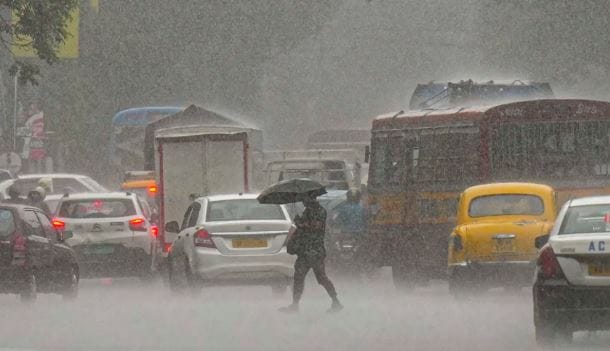 या पावसात विजा कोसळण्याचीही शक्यता आहे. त्यामुळे शेतकऱ्यांनी आपण आपल्या जिवाची काळजी घ्यावी. पाऊस आलेला असताना झाडाखाली थांब नका. झाडावर विजा पडण्याचे प्रमाण 16 टक्के असते, असाही सल्ला पंजाबराव डख यांनी दिला आहे. 