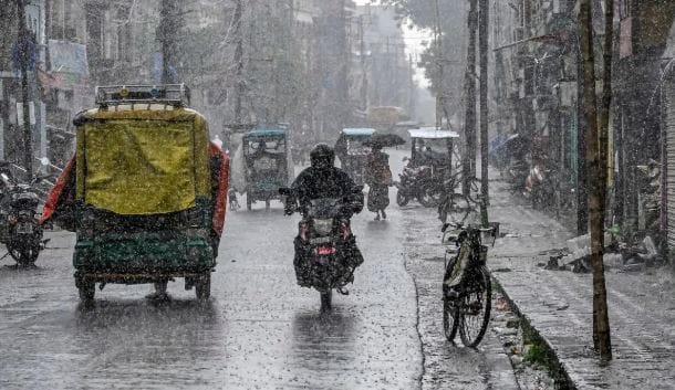 5 एप्रिलनंतर विट उत्पादकांना विटांचे उत्पादन पुन्हा सुरू करता येईल, असेही त्यांनी सांगितले. गारपीट संपूर्ण राज्यात होणार नाही. नांदेड, लातूर, बीड, अहिल्यानगर, संभाजीनगर, जळगाव, नंदूबार, धुळे, नाशिक, सतारा, कोल्हापूर, धाराशीव, बुलढाणा, अकोला, वाशीम, अमरावती, यवतमाळ या जिल्ह्यात चार दिवसांत गारपीट होईल, असेही पंजाबराव डख यांनी सांगितले.  