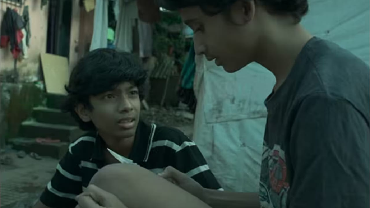 या चित्रपटाचे दिग्दर्शन महेश मांजरेकर यांनी केले आहे. त्यांच्या वेगळ्या आणि धाडसी विषयांमुळे ते ओळखले जातात आणि हा चित्रपटही असाच आहे. या चित्रपटाची कथा एका 15-16 वर्षांच्या मुलाभोवती फिरते. त्याचे वडील एक गँगस्टर असतात आणि गँगवॉरमध्ये त्यांचा मृत्यू होतो. 