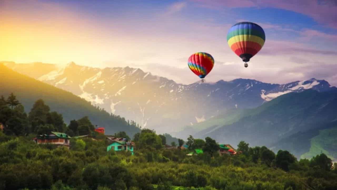 हिमाचल प्रदेशातील मनाली हा भारतातील सर्वाधिक फेव्हरेट समर डेस्टिनेशन पैकी एक आहे. येथे मे महिन्यातही वातावरण आल्हाददायक असते. उंच पर्वतावर बर्फ देखील पाहायला मिळतो. पर्वत, दऱ्या आणि वाहत्या नद्यांमुळे मनाली तुमचे मन मोहून टाकेल. तुम्ही आता पॅराग्लायडिंग, रिव्हर राफ्टिंग आणि ट्रेकींगचा आनंद घेऊ शकता.