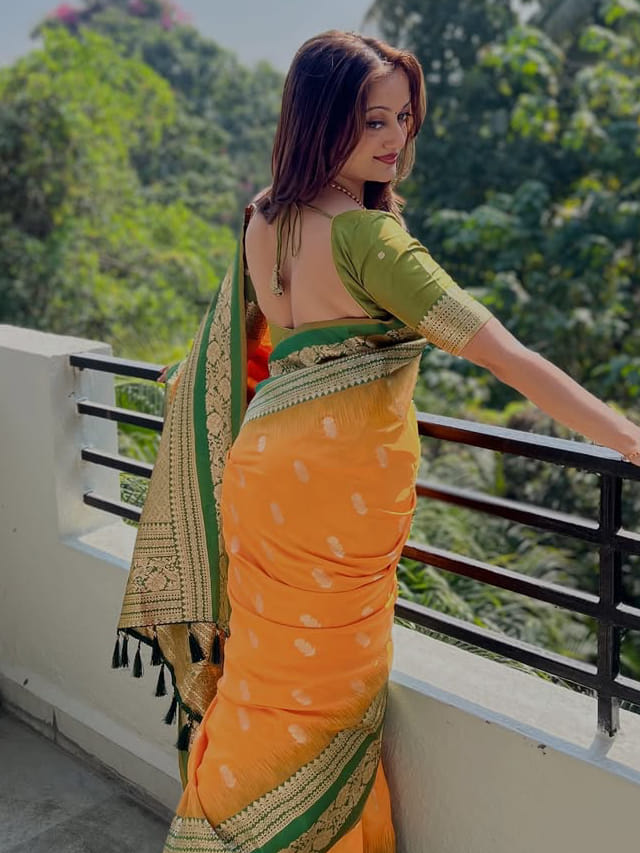 किती सुंदर दिसतेय, पिवळ्या साडीमधील ही अप्सरा कोण?