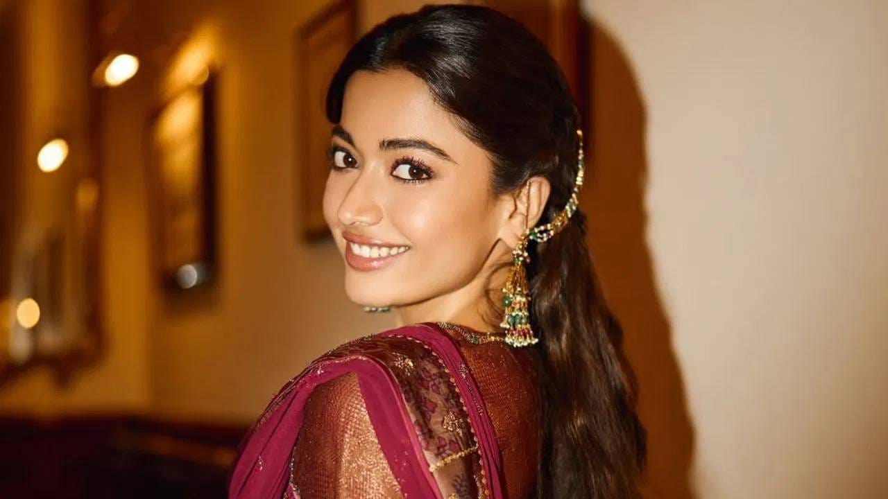 रश्मिका पुन्हा एकदा इंटरनॅशनल मंचावर भारताचं नाव उज्वल करणार आहे. रश्मिका वर्ष 2026 मध्ये टोक्योत होणाऱ्या 10 व्या ग्लोबल एनीमे अवॉर्ड्समध्ये प्रेजेंटर म्हणून दिसणार आहे. तिने स्वत: ही माहिती दिलीय.