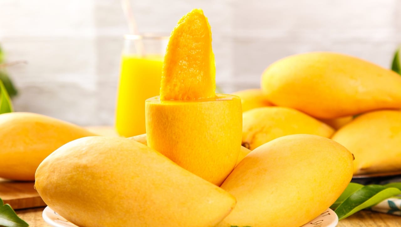 मात्र, आंबा केव्हा खावा? जेवणाआधी की जेवणानंतर? असा प्रश्न अनेकांना पडलेला असतो. आंबा केवळ आवडतो म्हणून तो कधीही खाणे आरोग्यासाठी महाग पडू शकते. त्यामुळे आंबा खाण्याची योग्य वेळ काय हे जाणून घेणे गरजेचे आहे. 