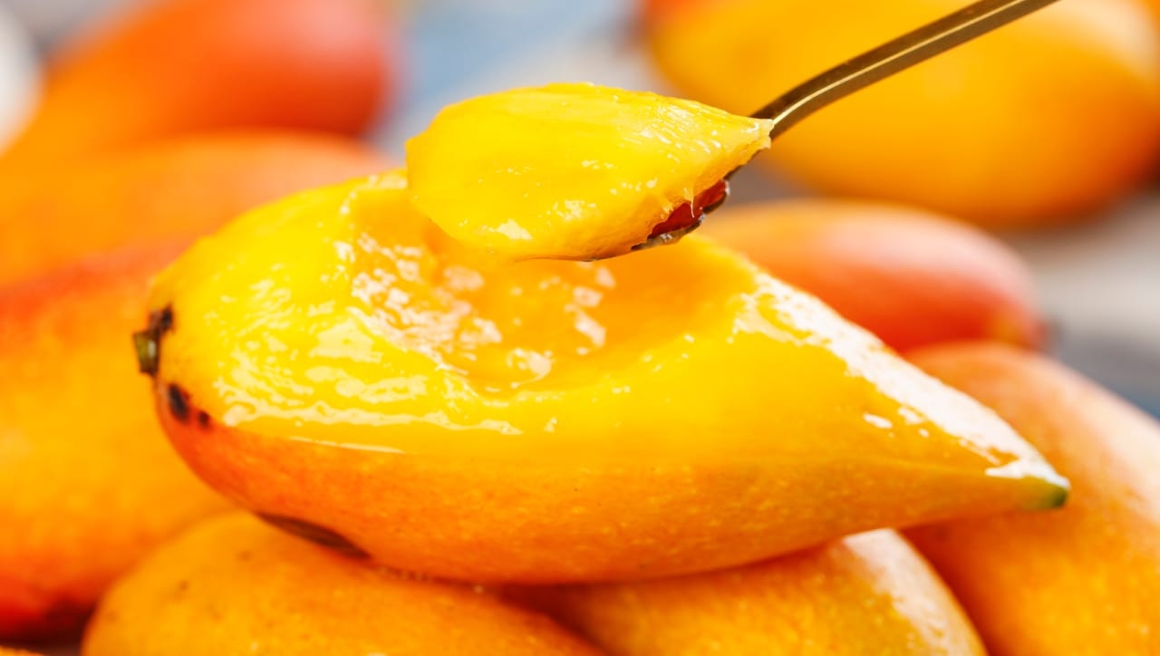 आमरसामध्ये चवीनुसार साखर मिसळा. साखरमुळे आमरसाची फक्त चव वाढवत नाही, तर ती नैसर्गिक प्रिझर्व्हेटिव्ह म्हणून काम करते, ज्यामुळे रस दीर्घकाळ टिकतो. हा रस प्लास्टिकच्या एअरटाईट कंटेनरमध्ये किंवा झिप-लॉक बॅगमध्ये भरून फ्रीझरमध्ये ठेवा.