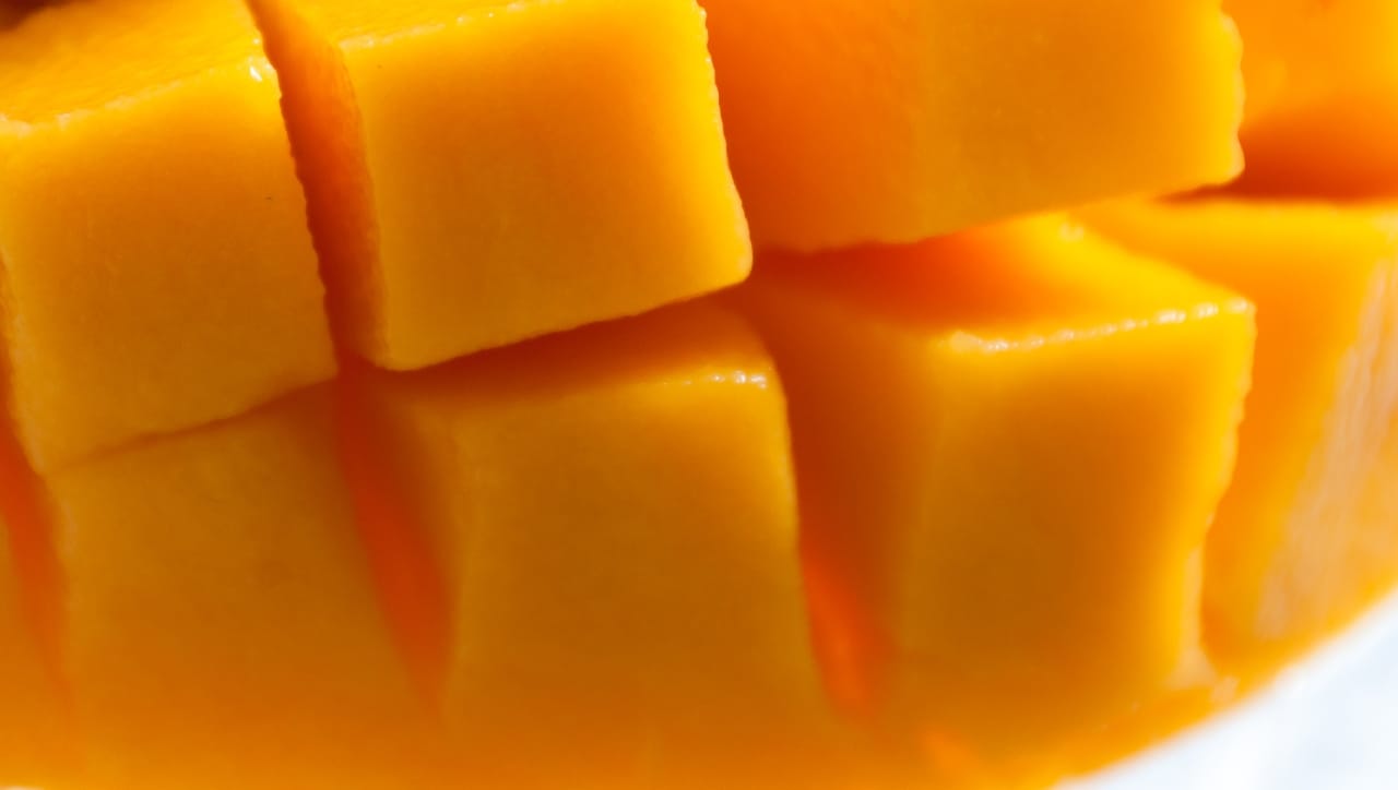 आमरस वर्षभर टिकवण्यासाठी तुम्ही घरच्या घरी पल्प स्टोअर करु शकता. हे करण्याची एक सर्वात सोपी आणि लोकप्रिय पद्धत आहे. यासाठी शक्यतो हापूस किंवा केशर आंबे निवडा. आंबे पूर्णपणे पिकलेले आणि डाग विरहित असावेत.