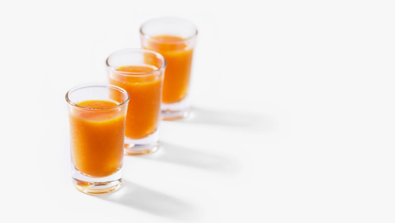 आंबे नीट धुवून व सोलून त्यांचा पल्प काढून घ्या. मिक्सरचा वापर करण्याऐवजी हाताने रस काढा. तसेच त्यात कोय घालून ठेवा, जेणेकरुन तो काळा पडत नाही.