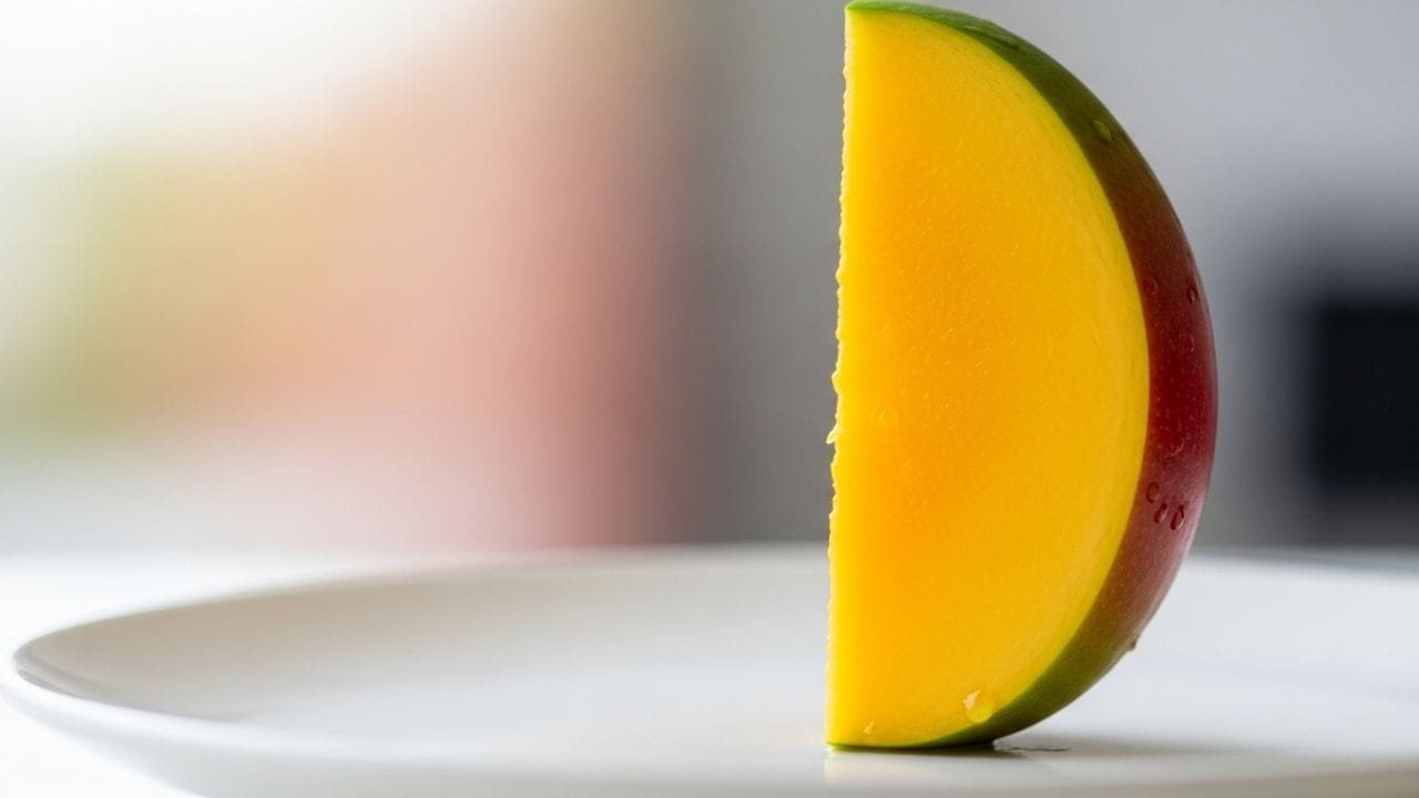 सकाळची नाश्त्याच्या वेळी किंवा दुपारच्या जेवणाआधी आंबा खाणे कधीही उत्तम असते. कारण दिवसा आपण सक्रिय असतो आणि त्यातील कॅलरीज बर्न होण्यास मदत होते. बऱ्याच भारतीय घरांमध्ये जेवणासोबत किंवा जेवण झाल्यावर डेझर्ट म्हणून आंबा खाण्याची पद्धत आहे. पण हे आरोग्यासाठी घातक ठरू शकते.