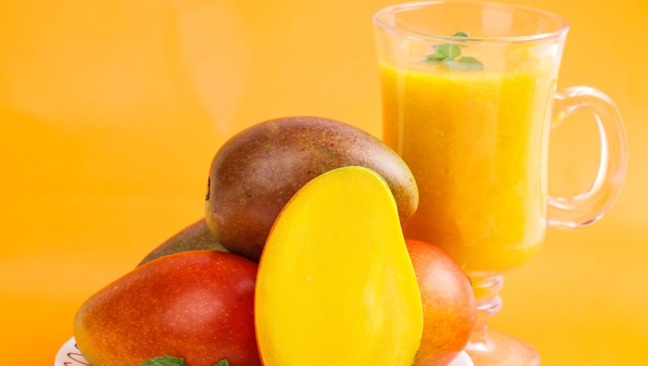 पण आता तुम्हाला तुमची ही इच्छा मारण्याची गरज नाही. काही खास पद्धतींचा वापर करून तुम्ही आमरस केवळ काही दिवसच नाही, तर संपूर्ण वर्षभर ताजा आणि पिवळाधमक ठेवू शकता.