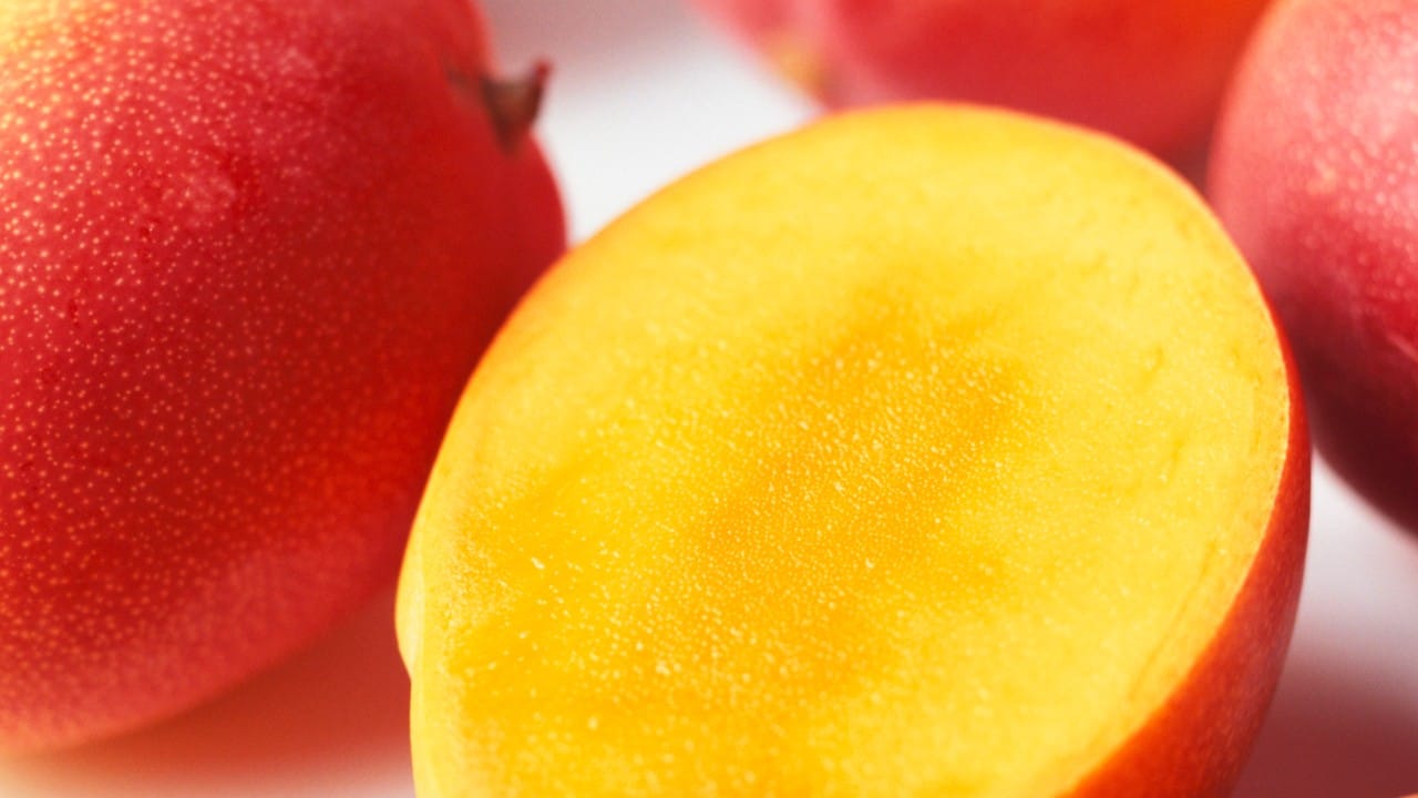 काही लोकांना आंब्याच्या चिकामुळे किंवा त्यातील विशिष्ट घटकांमुळे त्वचेवर खाज येणे, पुरळ उठणे किंवा डोळे लाल होणे अशा ऍलर्जी जाणवू शकतात. अशा व्यक्तींनी सावधगिरी बाळगणे आवश्यक आहे. आंब्याच्या अतिसेवनाने शरीरातील युरिक ऍसिडची पातळी वाढू शकते. ज्यामुळे सांधेदुखीचा त्रास असलेल्या रुग्णांच्या वेदना वाढू शकतात.