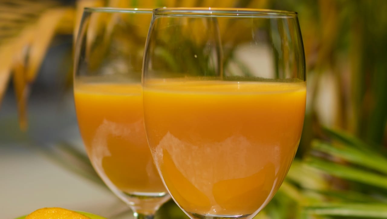 आमरस स्टोअर करताना त्यात चुकूनही दूध किंवा पाणी घालू नका. यामुळे रस लवकर खराब होऊ शकतो. खाताना तुम्ही आवडीनुसार दूध घालू शकता. तसेच आमरसाच्या डब्यात आंब्याची एखादी स्वच्छ केलेली कोय टाकल्यास रस नैसर्गिकरित्या पिवळाधमक राहतो. काळा पडत नाही.