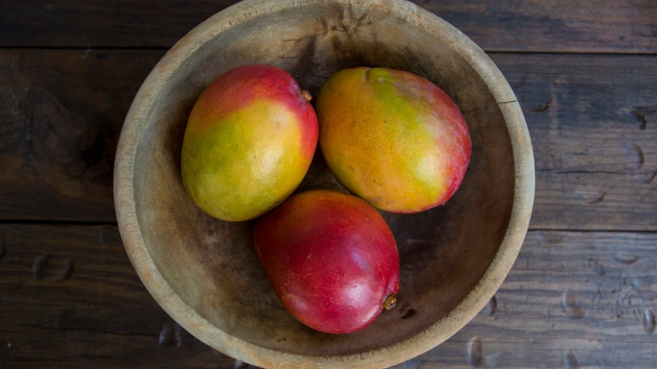 आंब्यामध्ये फायबर असते, जे पचनासाठी चांगले मानले जाते. मात्र, अतिप्रमाणात आंबा खाल्ल्याने जुलाब किंवा गॅसचा त्रास होऊ शकतो. ज्यांना वारंवार पोटाचे विकार होतात, त्यांनी मर्यादित प्रमाणातच आंबा खावा.