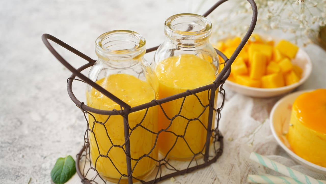 आमरस ठेवण्यासाठी नेहमी एअरटाईट कंटेनर वापरा, जेणेकरून फ्रीझरमधील इतर पदार्थांचा वास त्याला लागणार नाही. या सोप्या टिप्स वापरून तुम्ही फक्त उन्हाळ्यातच नव्हे, तर पावसाळ्यात आणि हिवाळ्यातही आमरसाचा आनंद घेऊ शकता.