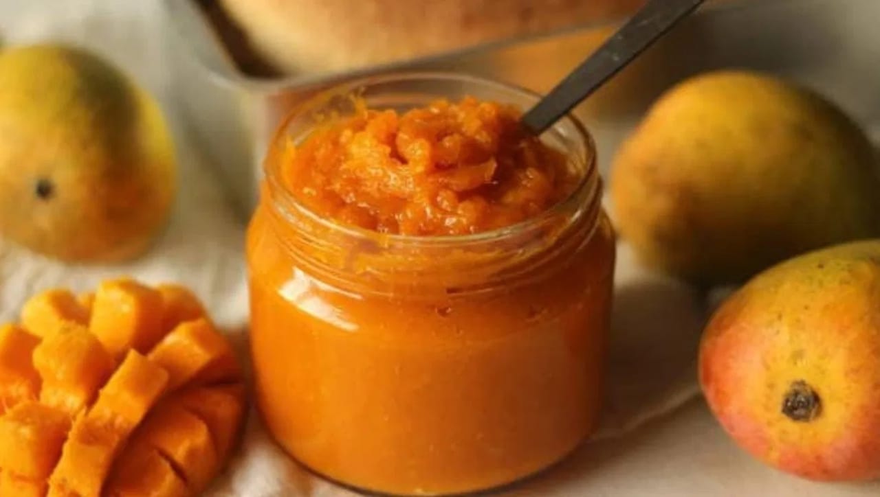 जेवणापूर्वी ३० ते ६० मिनिटे आधी आंबा खाणे सर्वात फायदेशीर ठरते. यामुळे शरीराला आंब्यातील फायबर आणि पोषक तत्वे चांगल्या प्रकारे शोषून घेता येतात. जर तुम्हाला जेवणानंतर आंबा खायचा असेल, तर जेवण आणि आंबा यामध्ये किमान दीड ते दोन तासांचे अंतर ठेवावे. यामुळे पचनसंस्थेवर ताण येत नाही.