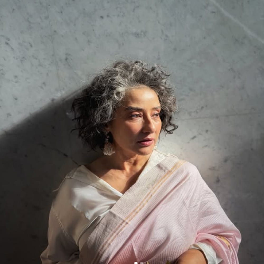 मोकळे केस आणि साडीत अभिनेत्रीने फोटो शूट केलं आहे. वयाच्या 55 व्या वर्षी देखील मनिषा चाहत्यांना फॅशन गोल्स देत असते. अनेकांना अभिनेत्रीचा हा हटके लूक आवडलेला आहे. शिवाय नेटकऱ्यांनी फोटोंवर लाईक्स आणि कमेंटचा वर्षाव देखील केला आहे. 