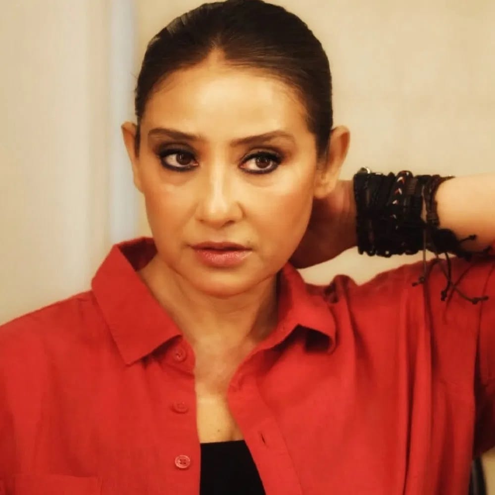 अभिनेत्री मनिषा कोईराला स्वतःचे फोटो सोशल मीडियावर पोस्ट करत आहे. गेल्या अनेक वर्षांपासून अभिनेत्री अभिनयापासून दूर होती. पण 'हीरामंडी' मुळे चर्चेत होती. आता देखील चाहते 'हीरामंडी' सीरिजच्या दुसऱ्या भागाच्या प्रतिक्षेत आहेत.