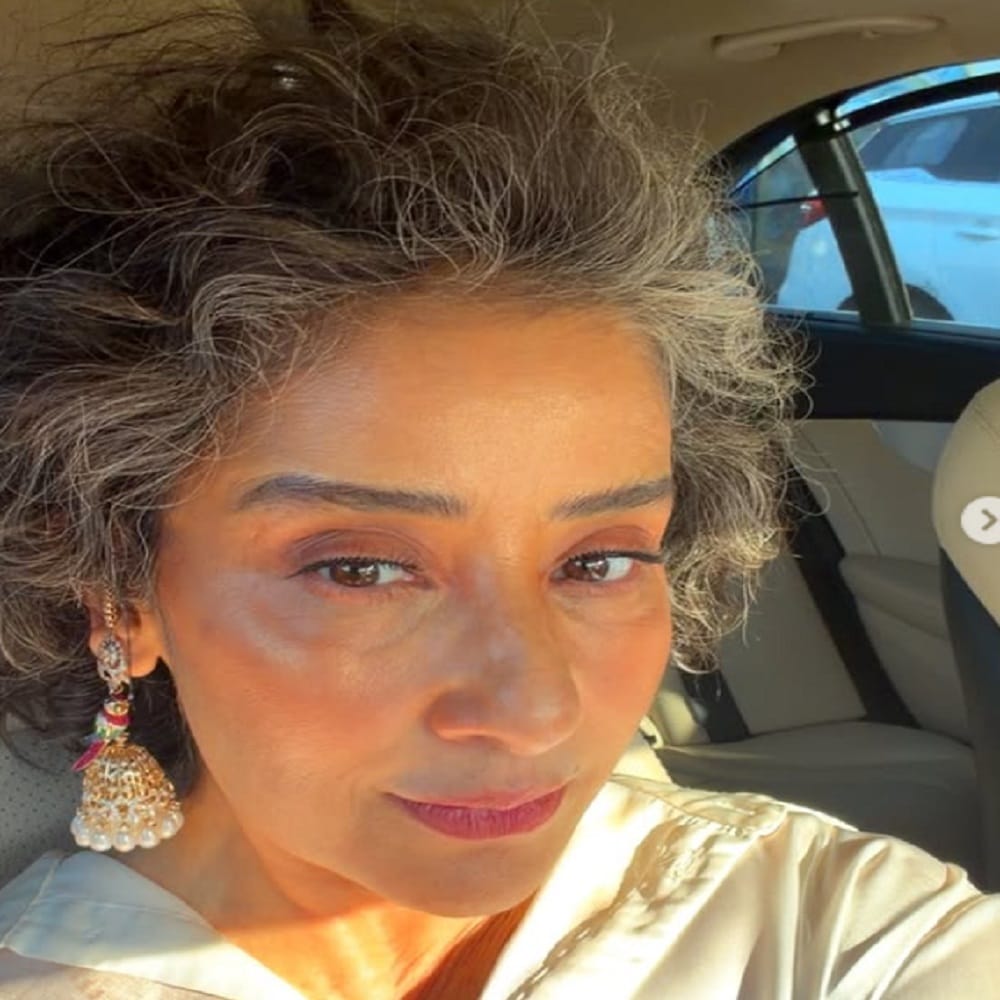 अभिनेत्री मनिषा कोईराला हिला आज कोणत्याच ओळखीची गरज नाही. अभिनेत्रीने अनेक सिनेमांमध्ये दमदार भूमिका साकारत चाहत्यांचं मनोरंजन केलं. पण आता मनिषा तिच्या लूकमुळे चर्चेत आली आहे. सध्या सर्वत्र फक्ता आणि फक्त मनिशा हिच्या काही फोटोंची चर्चा रंगील आहे.