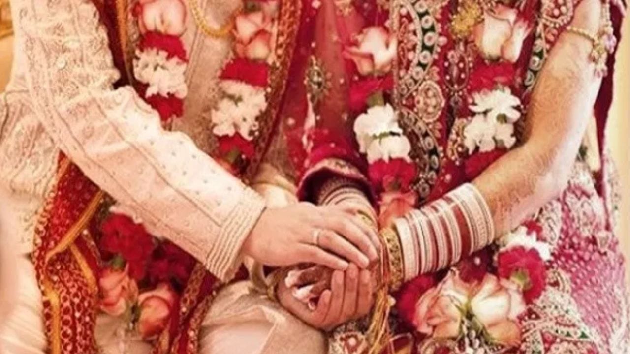 असं एक गाव जिथे महिलांसोबत करता येत 15 दिवसांसाठी लग्न, घटस्फोट, पोटगीची झंझट नाही, वर्षभरात कितीही लग्न करा असं एक गाव जिथे महिलांसोबत करता येत 15 दिवसांसाठी लग्न, घटस्फोट, पोटगीची झंझट नाही, वर्षभरात कितीही लग्न करा