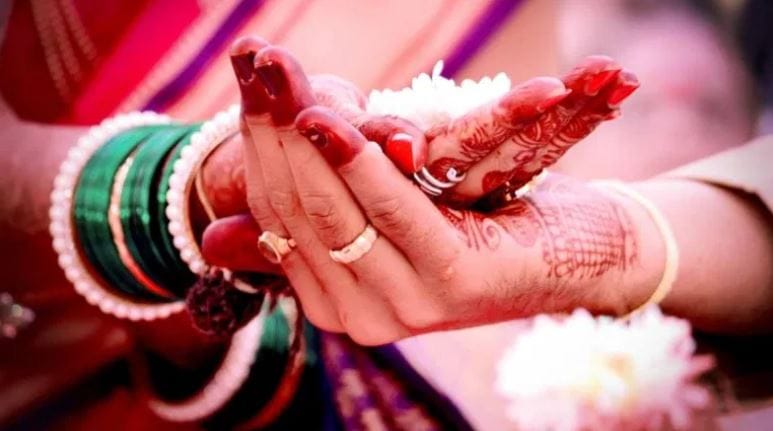 विवाह हा हिंदू धर्मातील 16 संस्कारांपैकी एक महत्त्वाचा संस्कार मानला जातो. विवाह म्हणजे ग्रहस्थाश्रमाची पहिली पायरी मानले जाते. विवाहाबद्दल गरुड पुरुणात खूप महत्त्वाची माहिती दिलेली आहे.