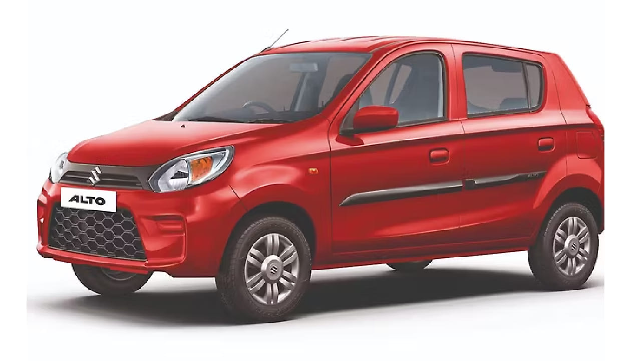 भारतातील सर्वाधिक लोकप्रिय एंट्री-लेव्हल कारपैकी एक असलेली अल्टो 1-लिटर पेट्रोल इंजिनसह उपलब्ध आहे. पेट्रोल मॉडेल 25 किमी  तर CNG मॉडेल 34 किमी मायलेज देते. या कारची किंमत सुमारे 3.70 लाख आणि कमी मेंटेनन्स यामुळे ही कार अजूनही ग्राहकांची पहिली पसंती ठरते.