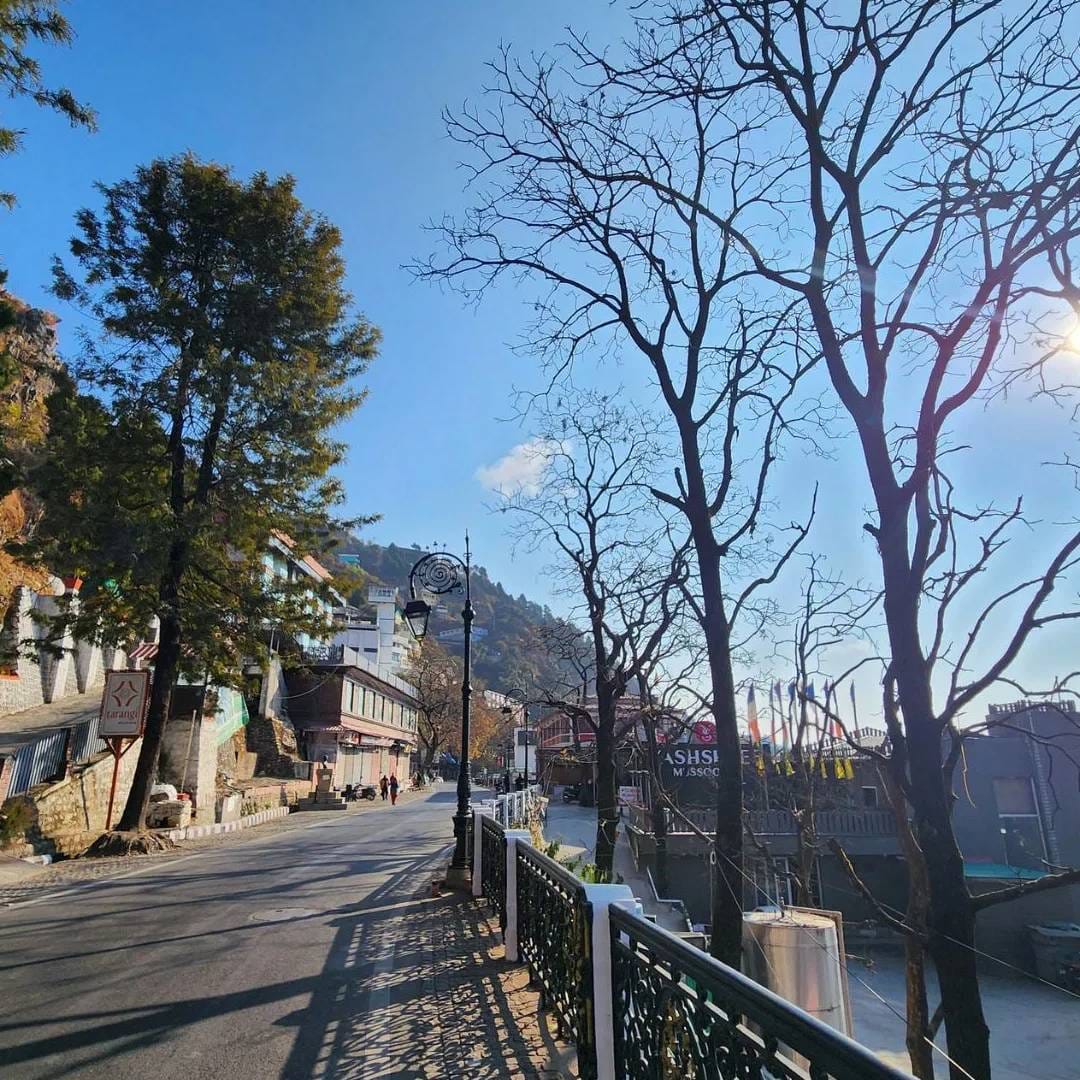 दिल्लीवरुन आधी देहरादूनला जाण्यासाठी जवळपास 6 तास लागायचे. पण आता हा वेळ कमी होऊन अर्धा होणार आहे. याचं कारण आहे दिल्ली-देहारादून एक्सप्रेस वे. दिल्लीत राहणार्या लोकांच्या शॉर्ट ट्रिपसाठी देहारादून आता एक चांगलं हिल स्टेशन बनणार आहे. हे एक फेमस पर्यटन स्थळ आहे.