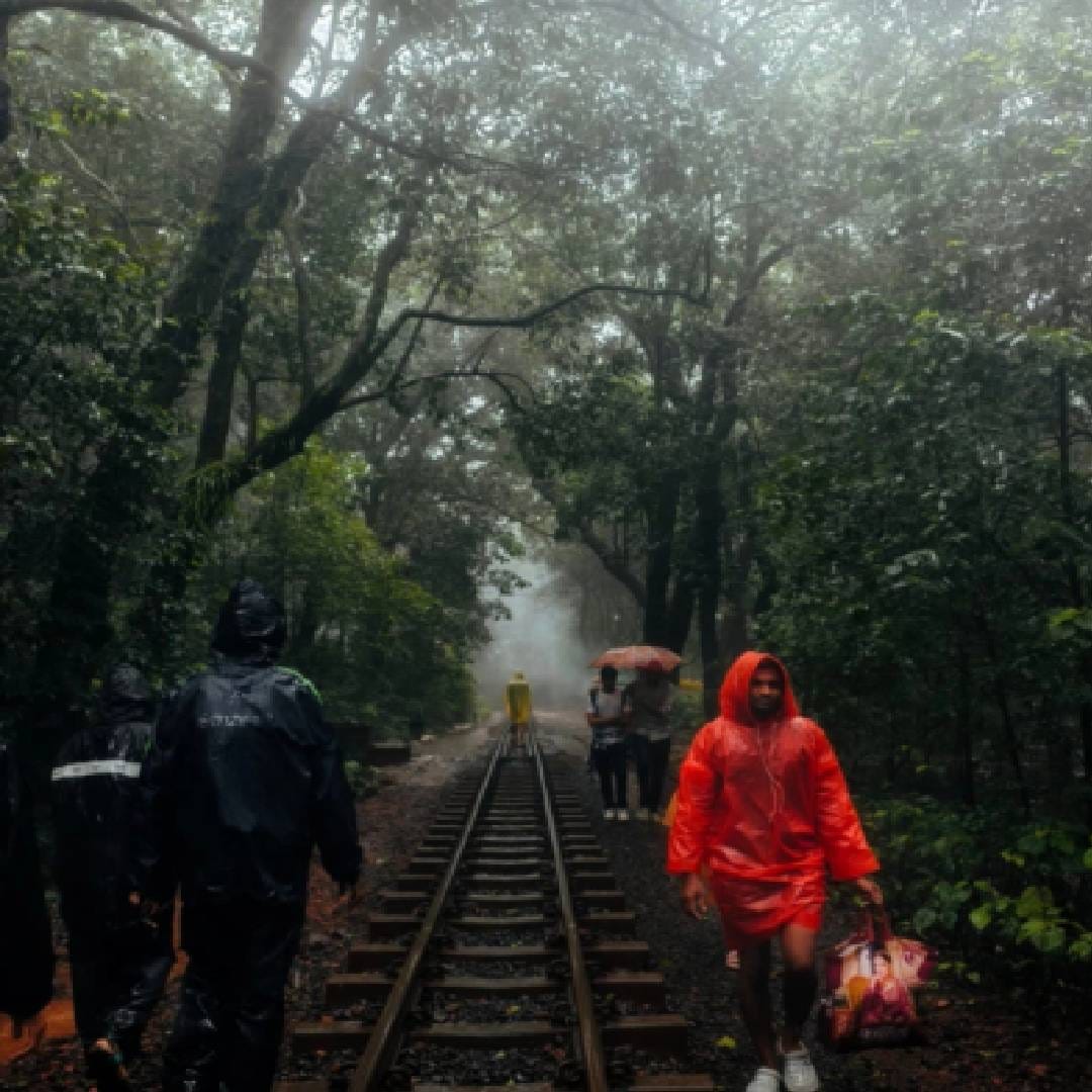 माथेरान हे भारतातील सर्वांत लहान हिल स्टेशन आहे. जवळपास 7 किमी क्षेत्रात पसरलेल्या माथेरानची लोकसंख्या फक्त 6000 इतकी आहे. महाबळेश्वरप्रमाणेच माथेरानसुद्धा अनेक पॉईंट्ससाठी प्रसिद्ध आहे. याठिकाणी 35 हून अधिक पॉईंट्स आहेत. जिथून माथेरानचं सुंदर दृश्य पहायला मिळतं. (pc: Yathra guruji)