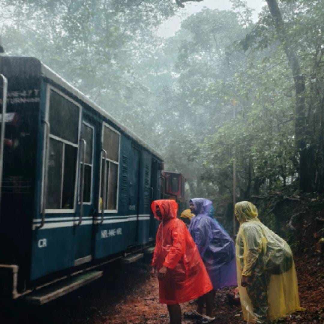 पावसाळ्यात ट्रेकिंगला, भटकंतीसाठी असंख्य पर्यटक माथेरानला येतात. तेव्हा पावसापासून वाचण्यासाठी सोबत प्लास्टिक रेनकोट आणतात. प्रवासात सहज वापरता यावेत म्हणून अनेकजण प्लास्टिकचे 'यूज अँड थ्रो' रेनकोट वापरतात. मग परतीच्या प्रवासात ते रेनकोट तिथेच रस्त्यावर किंवा दऱ्याखोऱ्यात फेकतात. (pc: Yathra guruji)