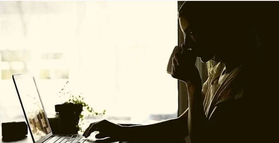 आपल्या आयुष्यात काही सकारात्मक बदल व्हावा असे वाटत असेल तर तुम्ही तुमच्या या चार सवयी बदलायला हव्यात. कारण याच चार सवयींमुळे यश तुम्हाला हुलकावणी देतं. या चुकीच्या सवयींवर मात केली तर तुम्ही आयुष्यात यशस्वी, सुखी नक्की व्हाल.