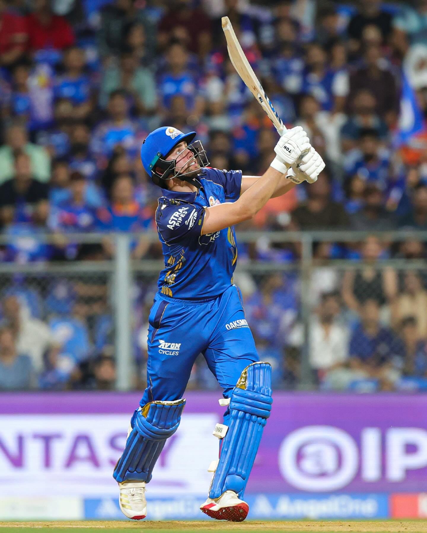 पॉइंट्स टेबलनुसार मुंबई इंडियन्सची टीम आतापर्यंत 8 सामने खेळली आहे. त्यात 2 सामने जिंकले असून 6 सामना हरले आहेत. मुंबई इंडियन्सकडे फक्त 4 पॉइंट्स आहेत. आयपीएलच्या प्लेऑफ मध्ये स्थान निश्चित करण्यासाठी 16 पॉइंट्सची आवश्यकता असते. 